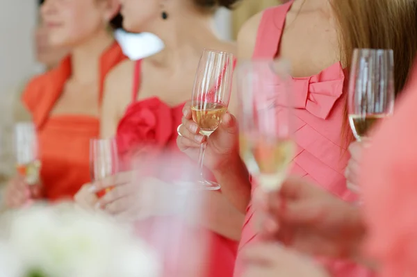 Damas de honor en vestidos de coral — Foto de Stock