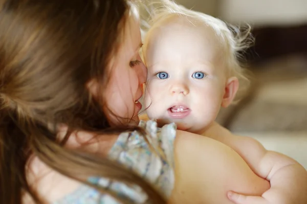 Schattige kleine baby meisje portret — Stockfoto