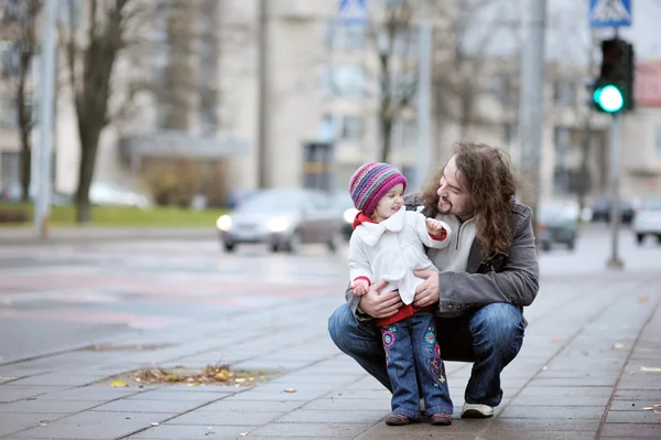 Jeune père et sa petite fille à l'automne — Photo