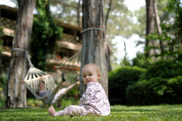 Küçük bebek çimde oturma — Stok fotoğraf