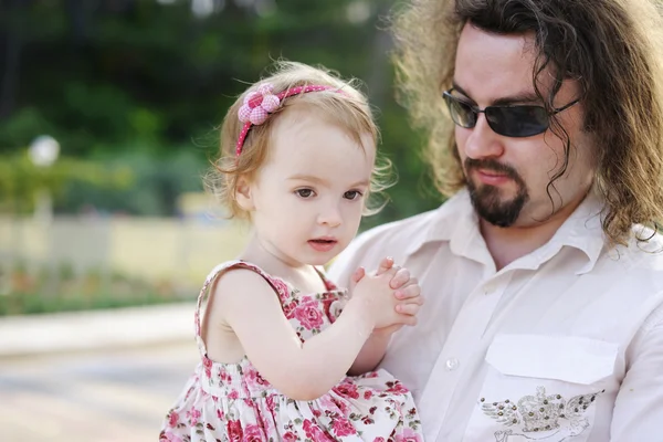 Jeune père tenant sa petite fille — Photo