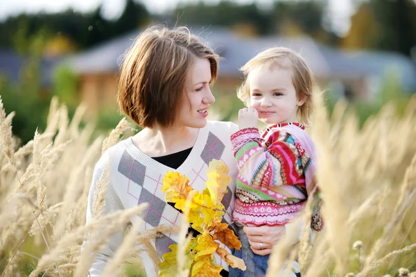 Ung mamma och hennes barn girl i höst — Stockfoto