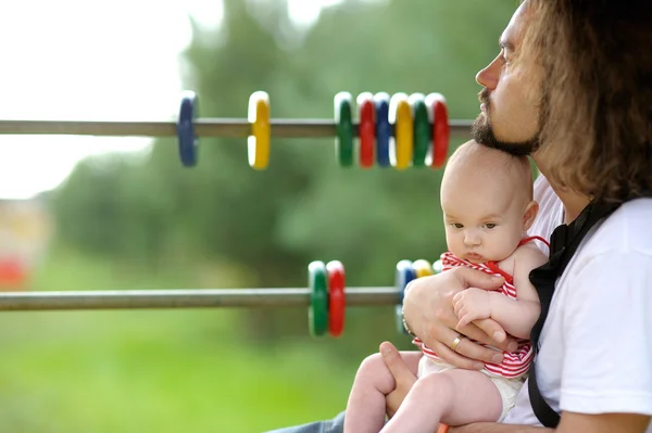 Jonge vader en zijn babymeisje — Stockfoto