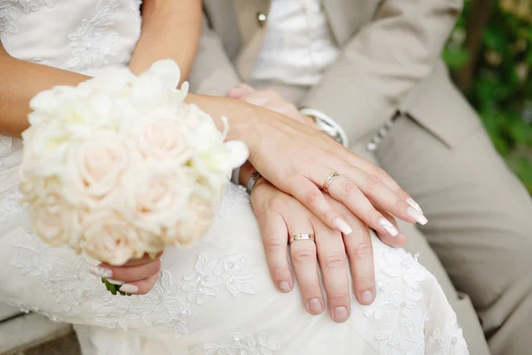 Жених и невеста держатся за руки — стоковое фото