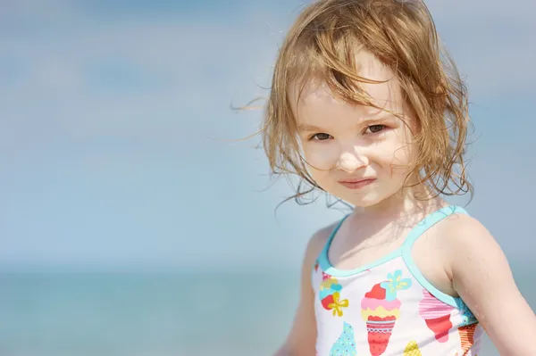 Menina brincando em uma praia — Fotografia de Stock