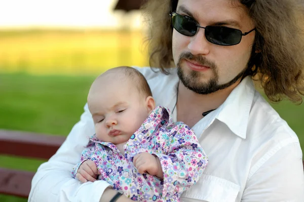 年轻的父亲与他的小宝贝女孩 — 图库照片