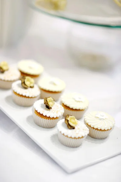 Witte vanille crème cupcakes op een witte plaat — Stockfoto