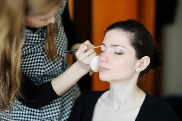 Giovane bella donna che applica il trucco di nozze — Foto Stock