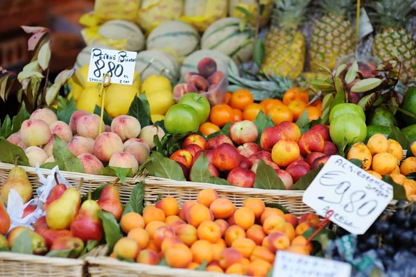 Obstsorten auf dem Obstmarkt — Stockfoto