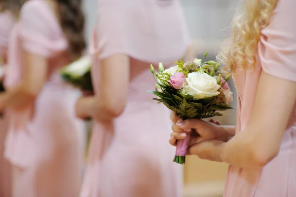 Damas de honra com buquês — Fotografia de Stock