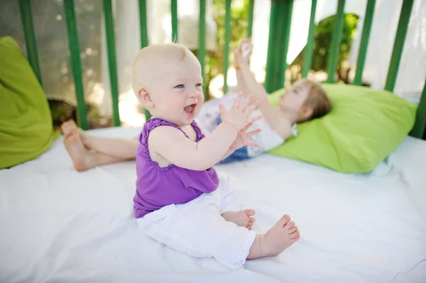 Menina bebê se divertindo — Fotografia de Stock