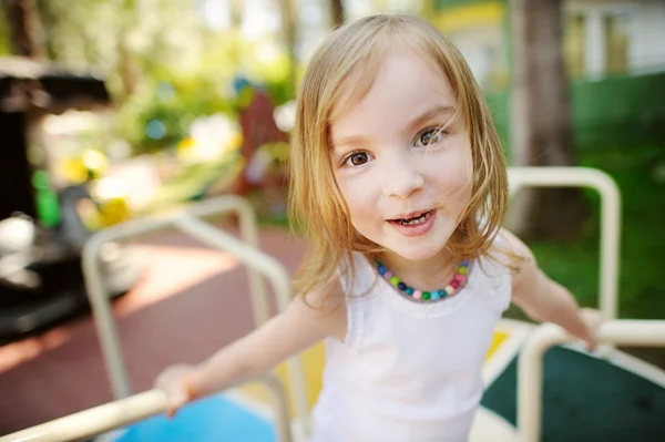 Schattige kleine meisje grappige portret buitenshuis — Stockfoto