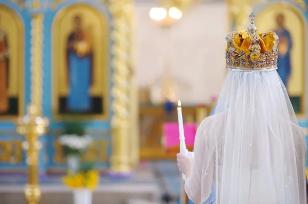 Noiva em uma igreja ortodoxa — Fotografia de Stock