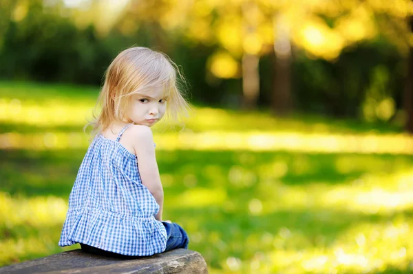 Zlobí malá holka portrét — Stock fotografie