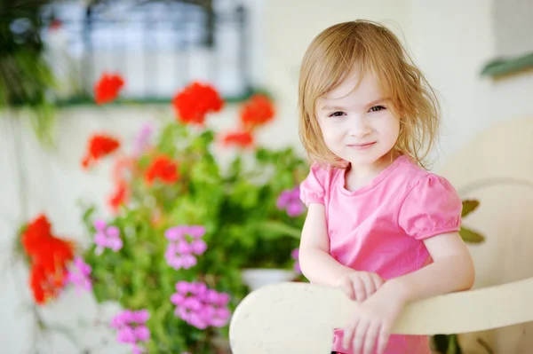 Adorable portrait de petite fille en plein air — Photo