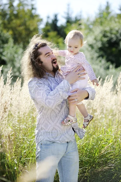 Jonge vader en zijn meisje peuter — Stockfoto