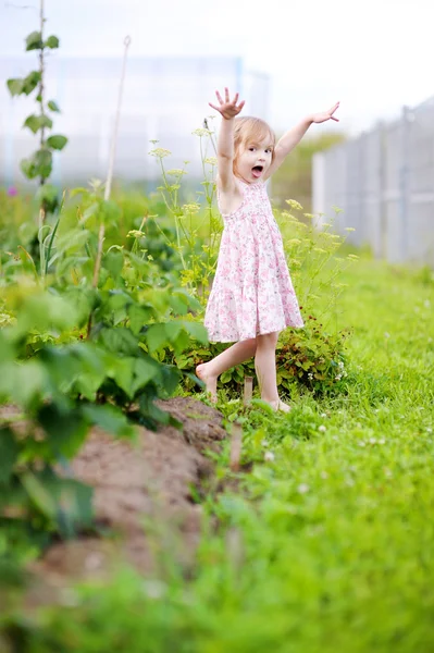 Menina brincando em um jardim — Fotografia de Stock