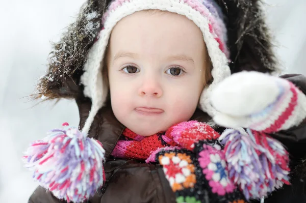 冬で楽しんで愛らしい幼児の女の子 — ストック写真