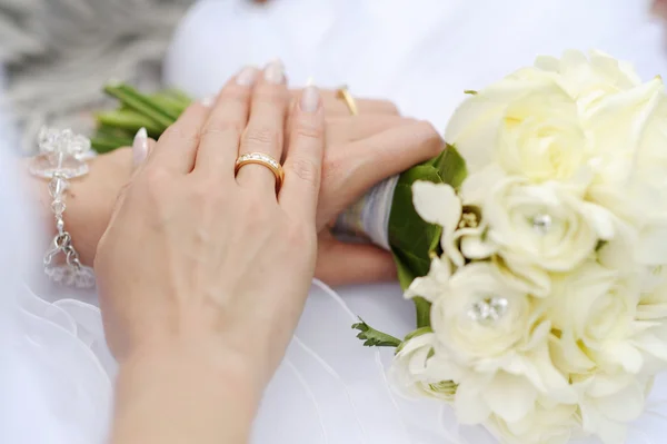 Bride's hand with a wedding ring — Stock Photo, Image