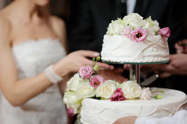 花嫁と新郎のカッティングケーキ — ストック写真