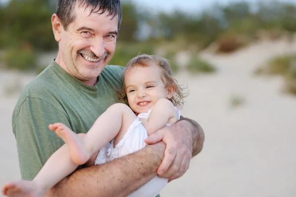 Grand-père tenant sa petite-fille — Photo