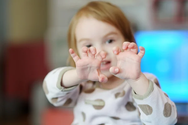 Entzückendes Mädchen zeigt etwas mit ihren Fingern — Stockfoto