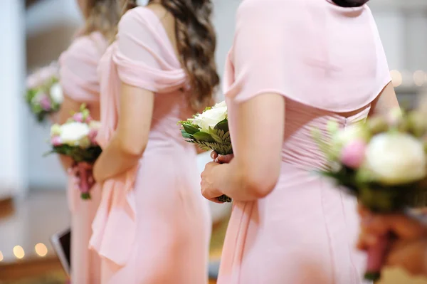 Fila de damas de honra com buquês — Fotografia de Stock