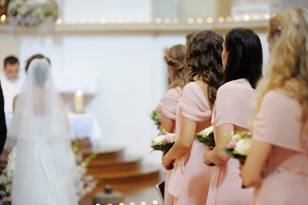 Damas de honra com buquês — Fotografia de Stock