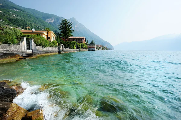 Gargnano città sul lago di Garda in Italia — Foto Stock