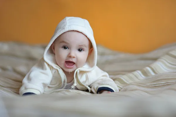 Zes maanden oude babymeisje glimlachen — Stockfoto