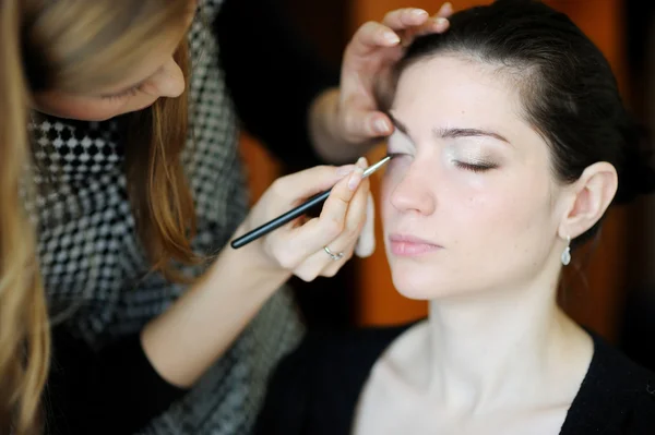 Jeune belle femme appliquant maquillage de mariage — Photo