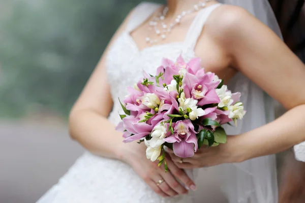 Bruid houden van roze bruiloft bloemen boeket — Stockfoto