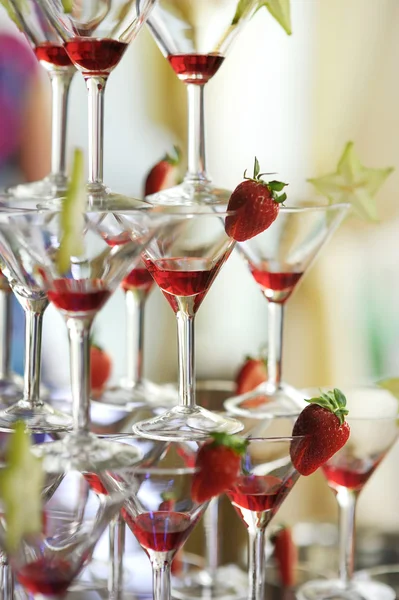 Deliciuos red coctail tower with strawberries — Stock Photo, Image