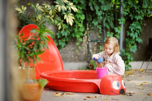 Bambina che gioca in una sabbiera — Foto Stock