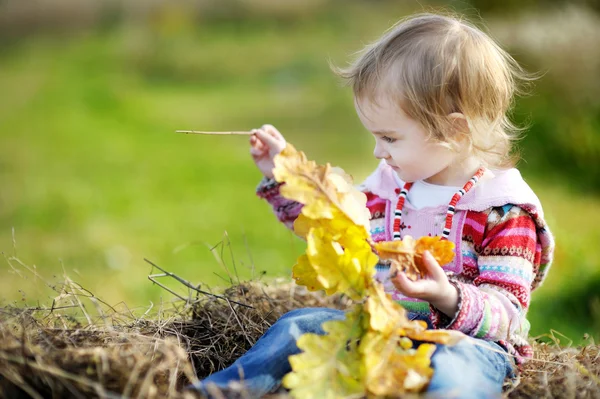 Adorable niña al aire libre — Foto de Stock