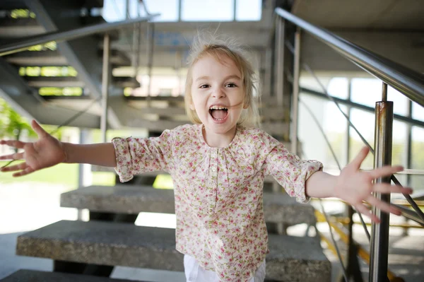 Adorable portrait de petite fille en plein air — Photo