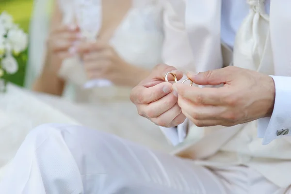 Groom is holding two wedding rings — Stock Photo, Image