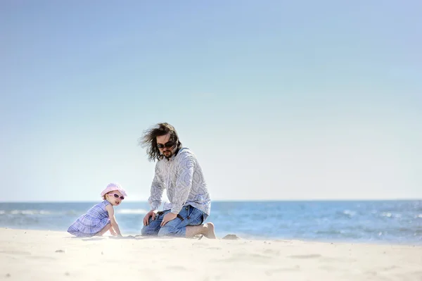 Entzückendes Kleinkind Mädchen und ihr Vater an einem Strand — Stockfoto