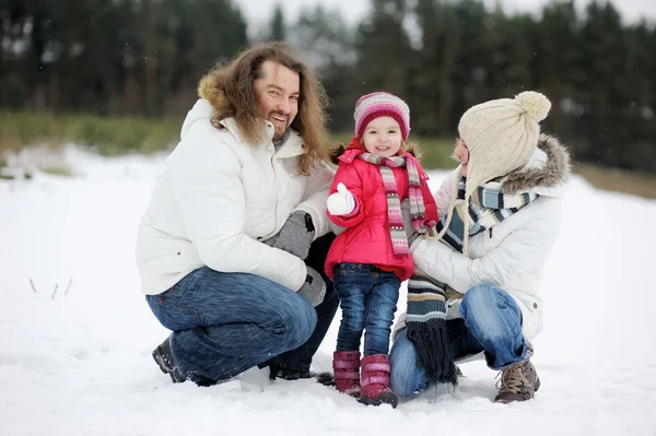 Lycklig familj på en vinterdag — Stockfoto