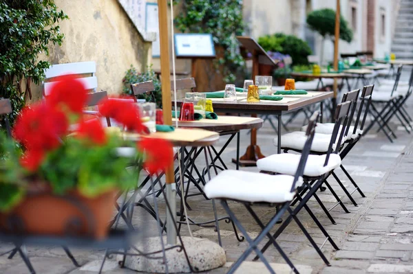 Outdoor cafe in italien — Stockfoto