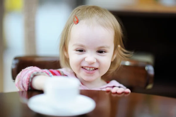 Schattige lachende peuter meisje in café — Stockfoto