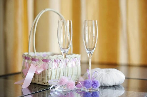 A pair of wedding glasses, basket and a ring pillow — Stock Photo, Image