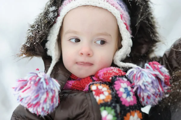 Entzückendes Kleinkind Mädchen hat Spaß im Winter — Stockfoto