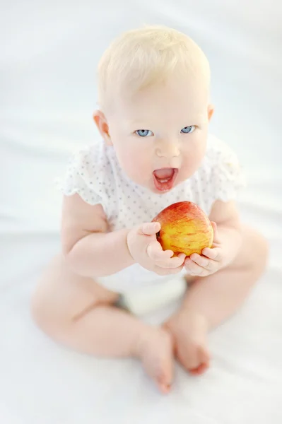 Menina bebê comer comida saudável — Fotografia de Stock