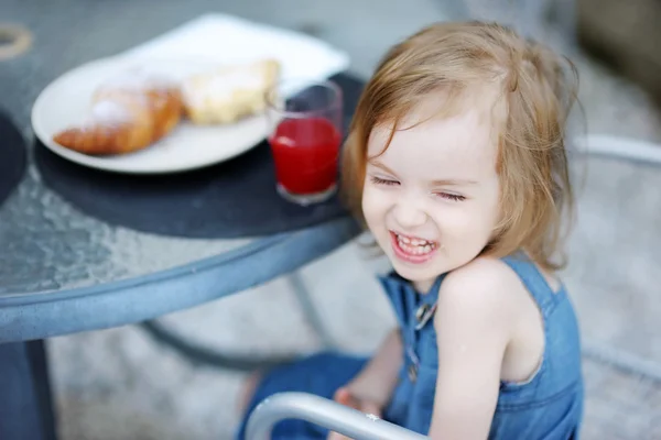 Lachende meisje ontbijten — Stockfoto