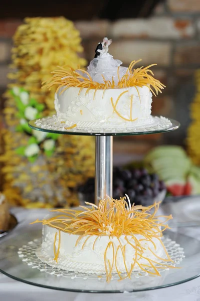 Beau gâteau de mariage blanc — Photo