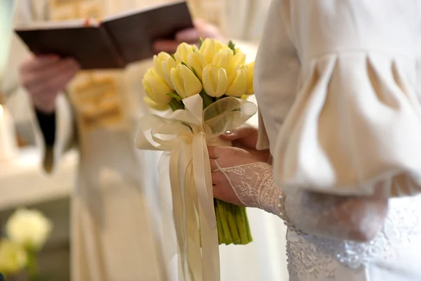 Крупный план невесты с тюльпанами во время церемонии — стоковое фото