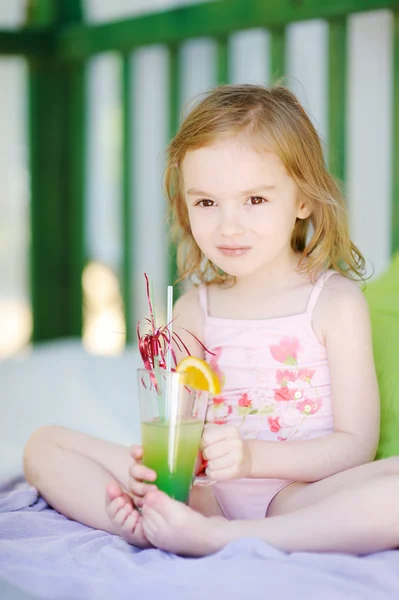 Roztomilá malá dívka pití koktejl — Stock fotografie