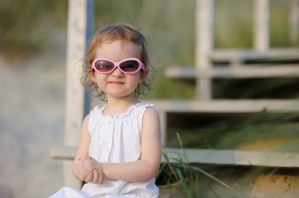 Adorabile bambina seduta sulle scale — Foto Stock