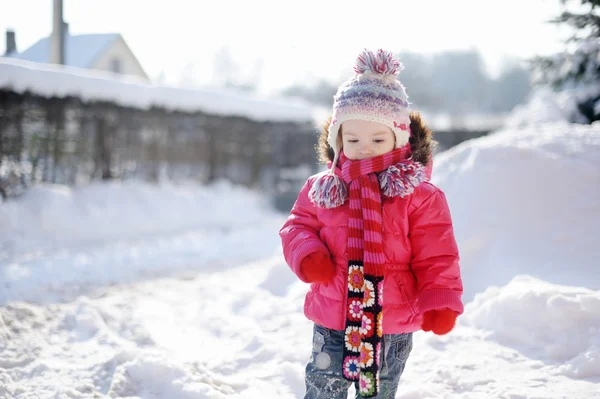 Küçük kız kışın eğleniyor. — Stok fotoğraf
